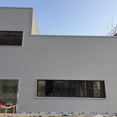 Q355B ผนังม่านแบบพกพา PU ผนังแผงอลูมิเนียม 2.5 มม. สำหรับอาคารกลางแจ้ง