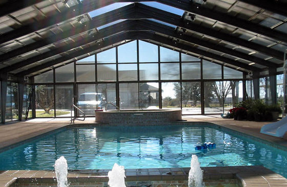 สระว่ายน้ําครอบคลุมมีสระว่ายน้ําลื่นใสและสวยงาม