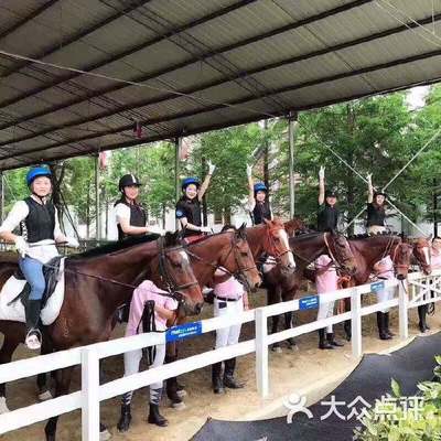 อาคารโครงสร้างเหล็กเบาสำหรับสนามขี่ม้าในร่ม