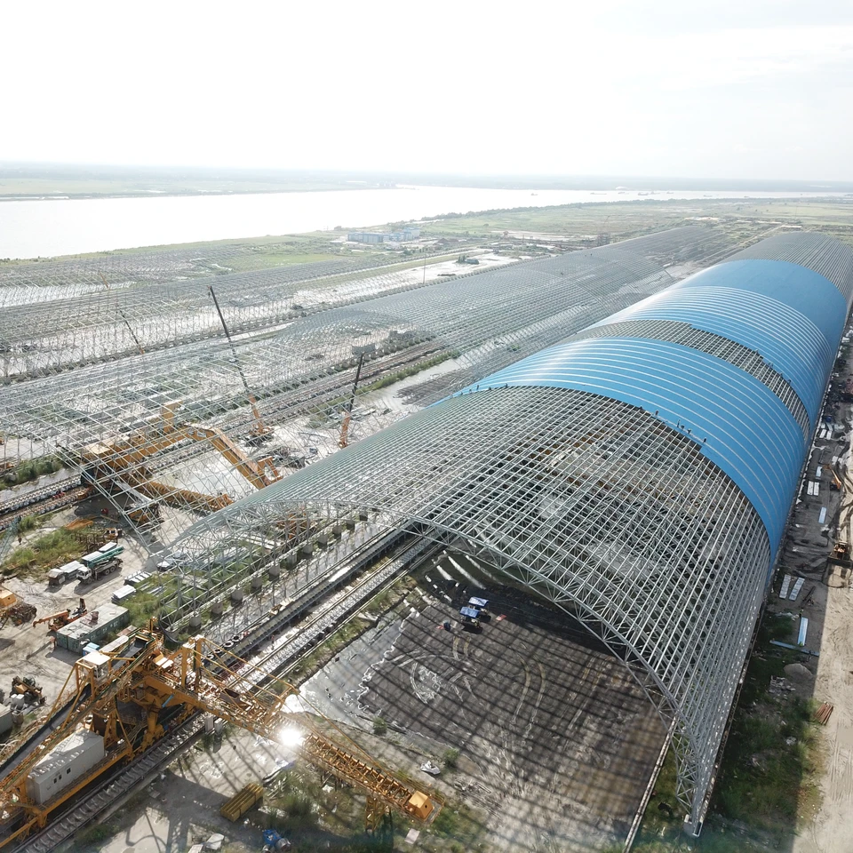 โครงสร้างหลังคาคลังสินค้าที่ปรับแต่งตามความสูงของ Eave และ Ridge ด้วยกรอบ